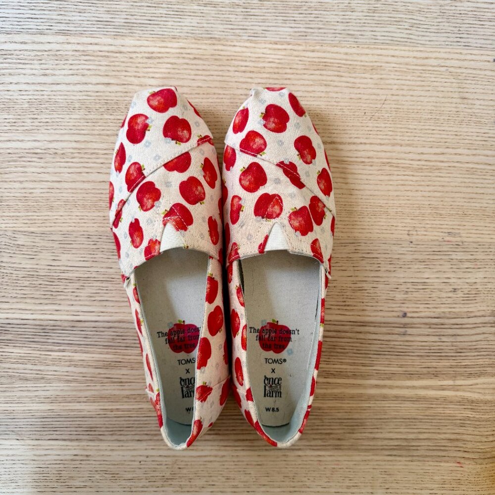 Tom's Alpargata Once Upon A Farm Apples Women's Shoes size 8.5 new without tag - Picture 2 of 5